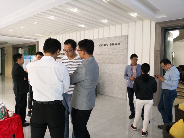 課間休息學員們交流中.jpg 課間休息學員們交流中.jpg